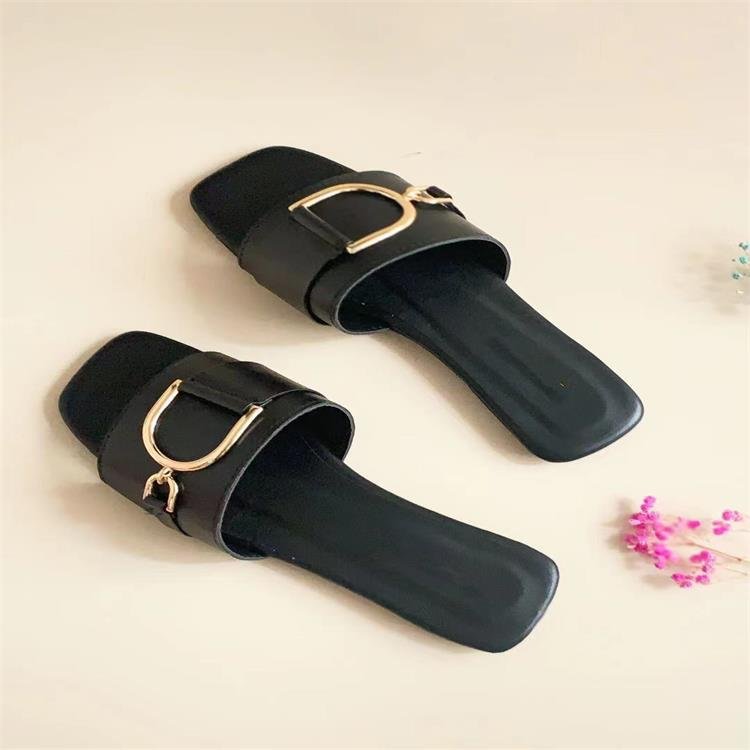 Free shipping 2026 Summer Hot Women's Designer Slippers Fashion Versatile Outdoor Casual Sandals Beach Shoes