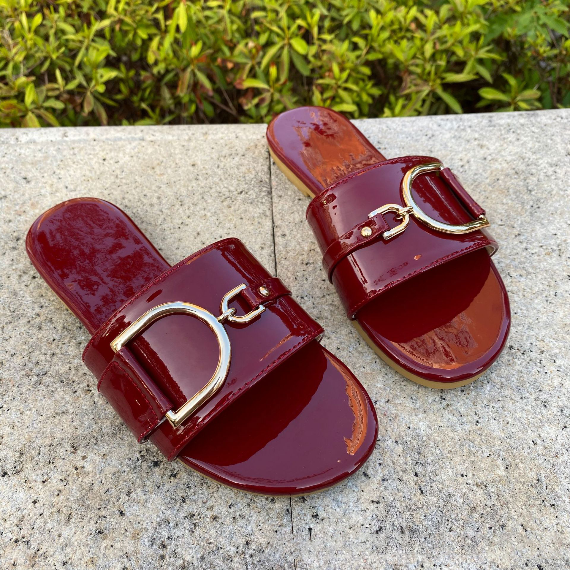Free shipping 2026 new outdoor home designer sandals for women fashionable and versatile solid color flat slippers beach shoes