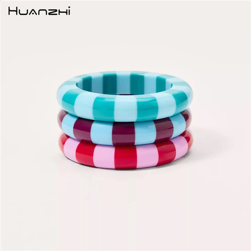 HUANZHI Sweet Romantic Colorful Striped Resin Bracelet Geometric Fashionable Minimalist Jewelry for Women 260120