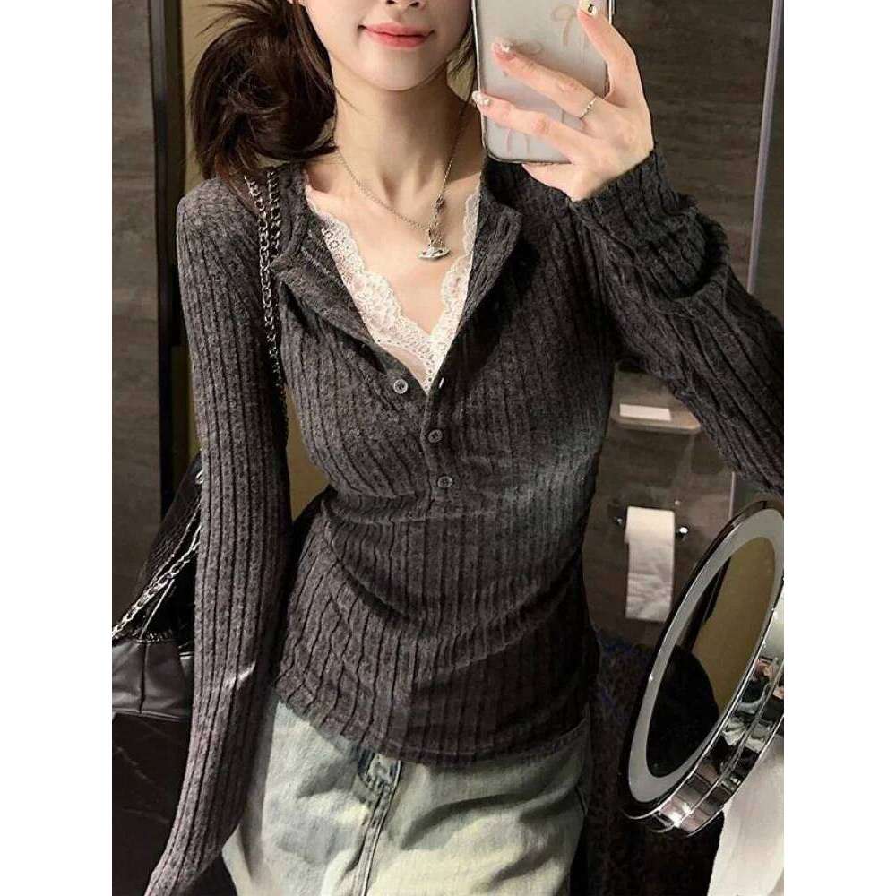 Women's Top Lace Patchwork Long Sleeve T-Shirt Base Shirt Fashion Vintage Fake Two-piece V-neck T-shirt Aesthetic Clothes 26L0224