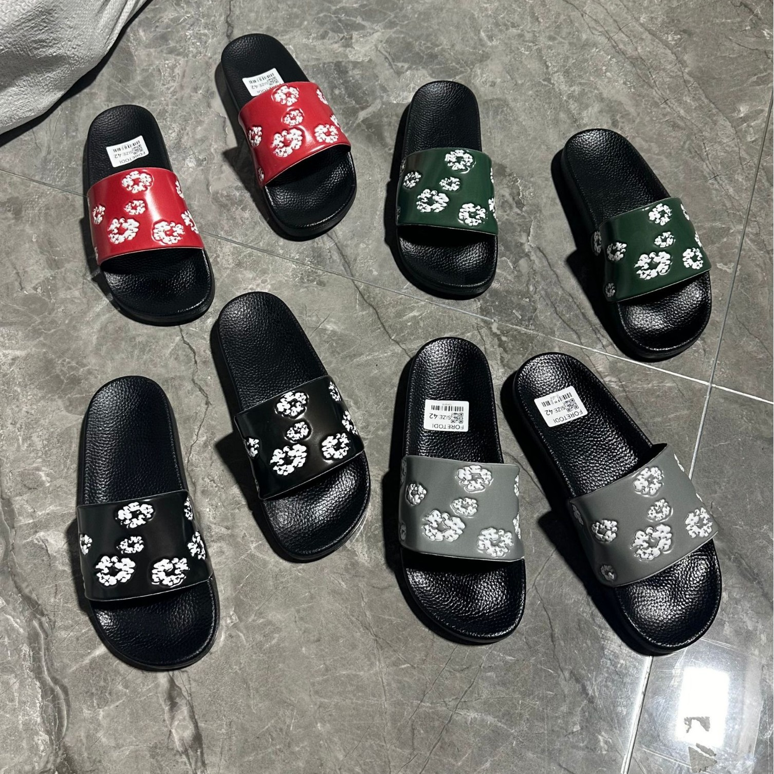 Men Slippers Rubber slide Large men's and women's slippers Daily casual and fashionable shower slippers Beach Vacation Sliders