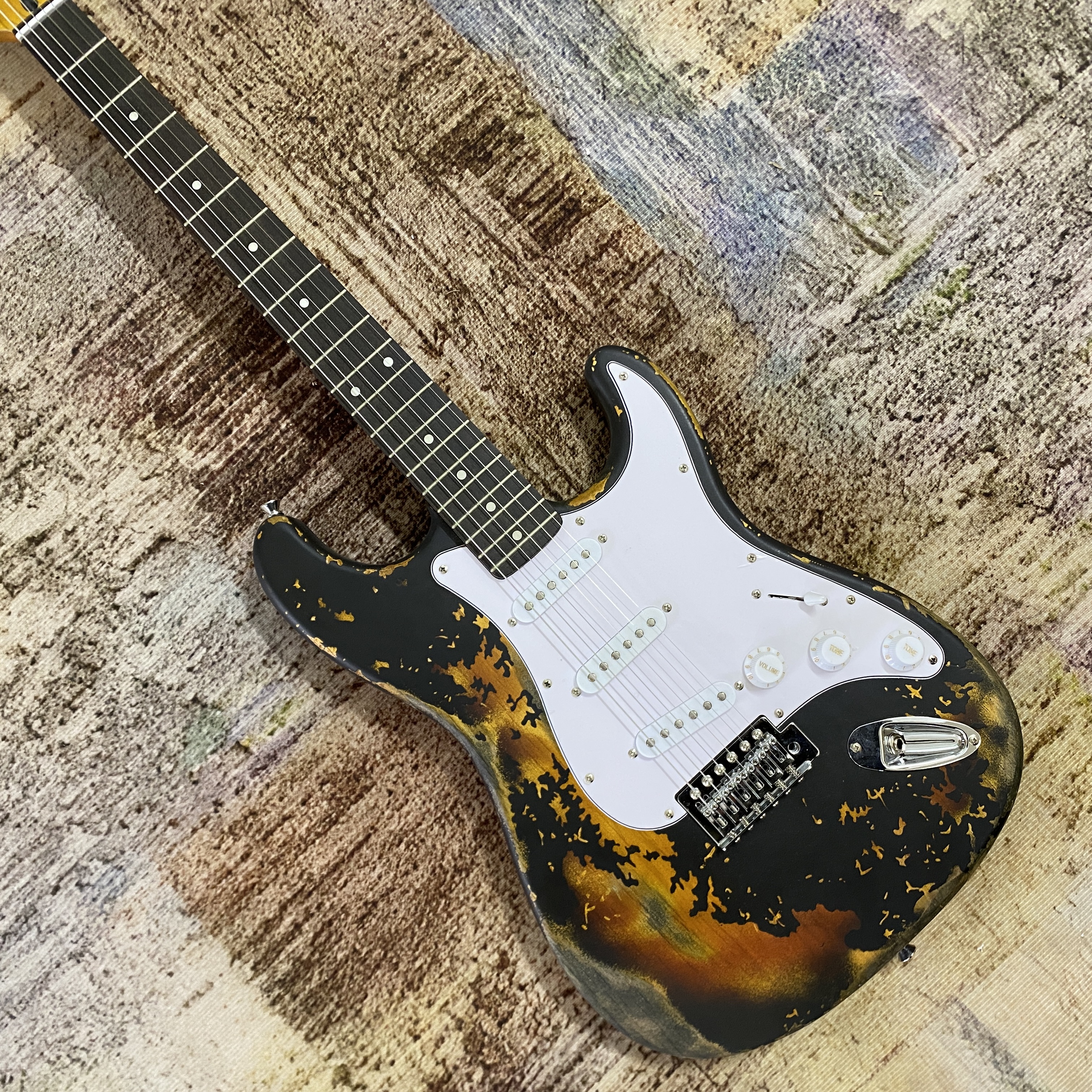 Relics Electric Guitar - Alder body, SSS pickups, Rosewood fretboard, 21 frets, Maple neck. Fast delivery.