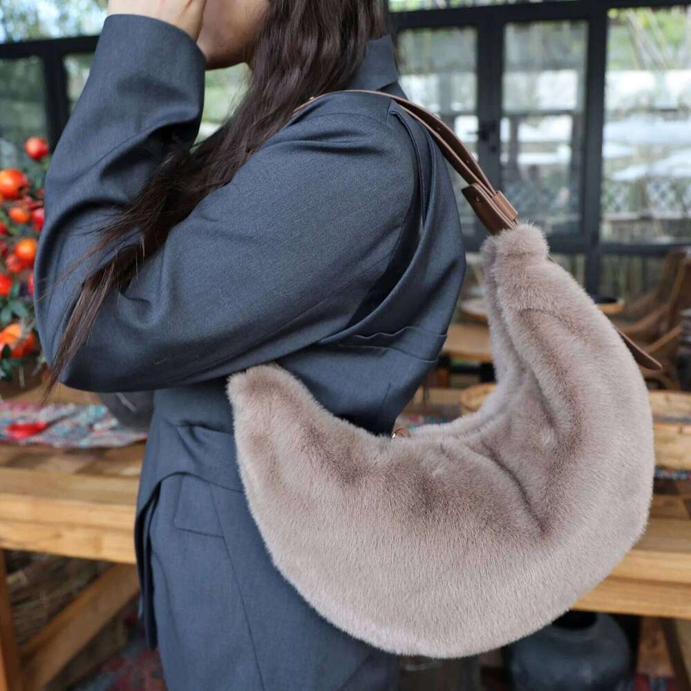 Faux Fur s Crescent Shoulder for Women Winter Plush Simple Underarm Large Capacity Female Furry Crossbody Bags Z260224