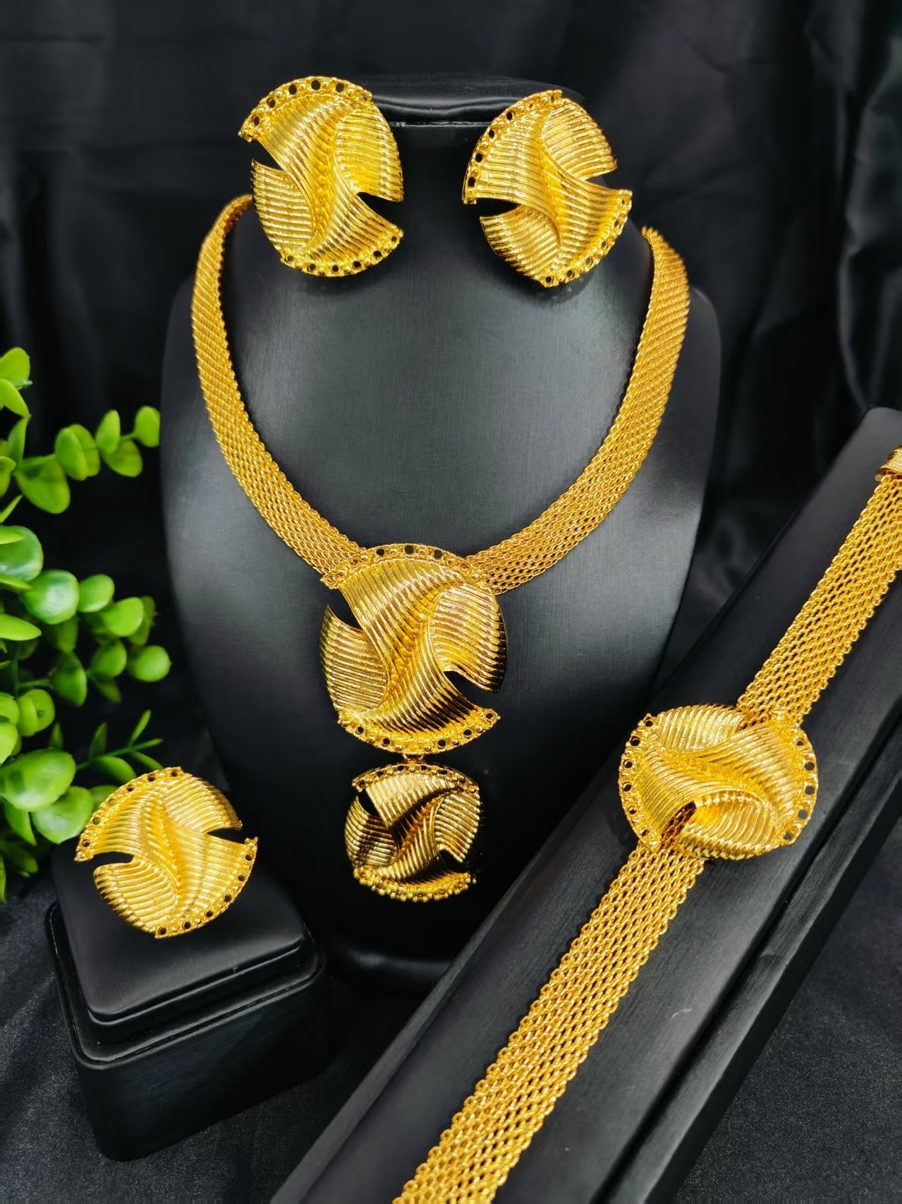 Dubai Fashion Zinc Alloy Jewelry Bridal Jewelry Set Necklace Bracelet Earrings Ring Four-Piece Set 250818