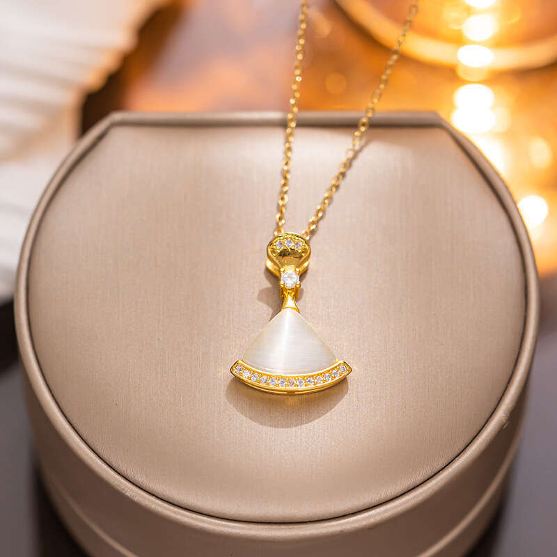 Inlaid Diamond Mini Dress Necklace Light Luxury Fan-Shaped Versatile Mother-Of-Pearl Short Clavicle Chain Internet Celebrity Style Fashion Pendant For
