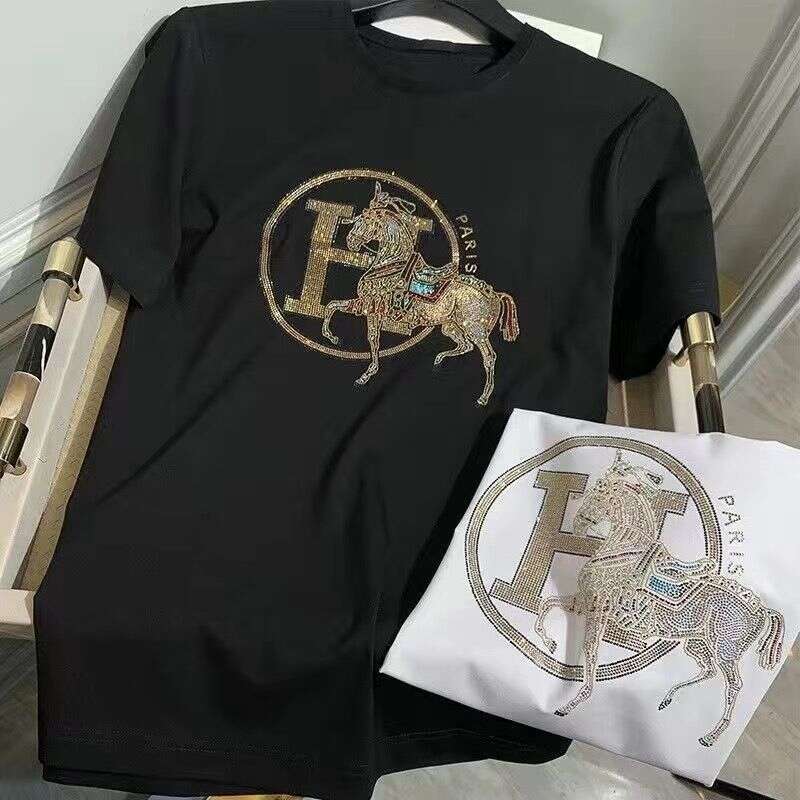 European-Style Pure Cotton Short-Sleeve T-Shirt For Men, Featuring Intricate Craftsmanship With Horse Motif Colorful Rhinestones, Offering A Light Lux