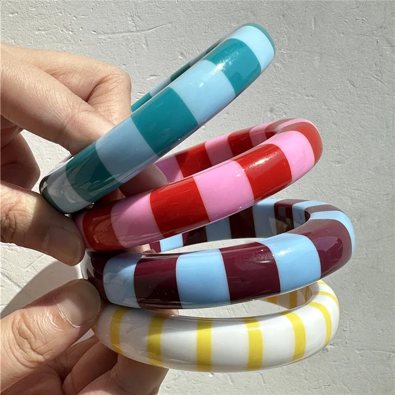 HUANZHI Sweet Romantic Colorful Striped Resin Bracelet Geometric Fashionable Minimalist Jewelry for Women 260120