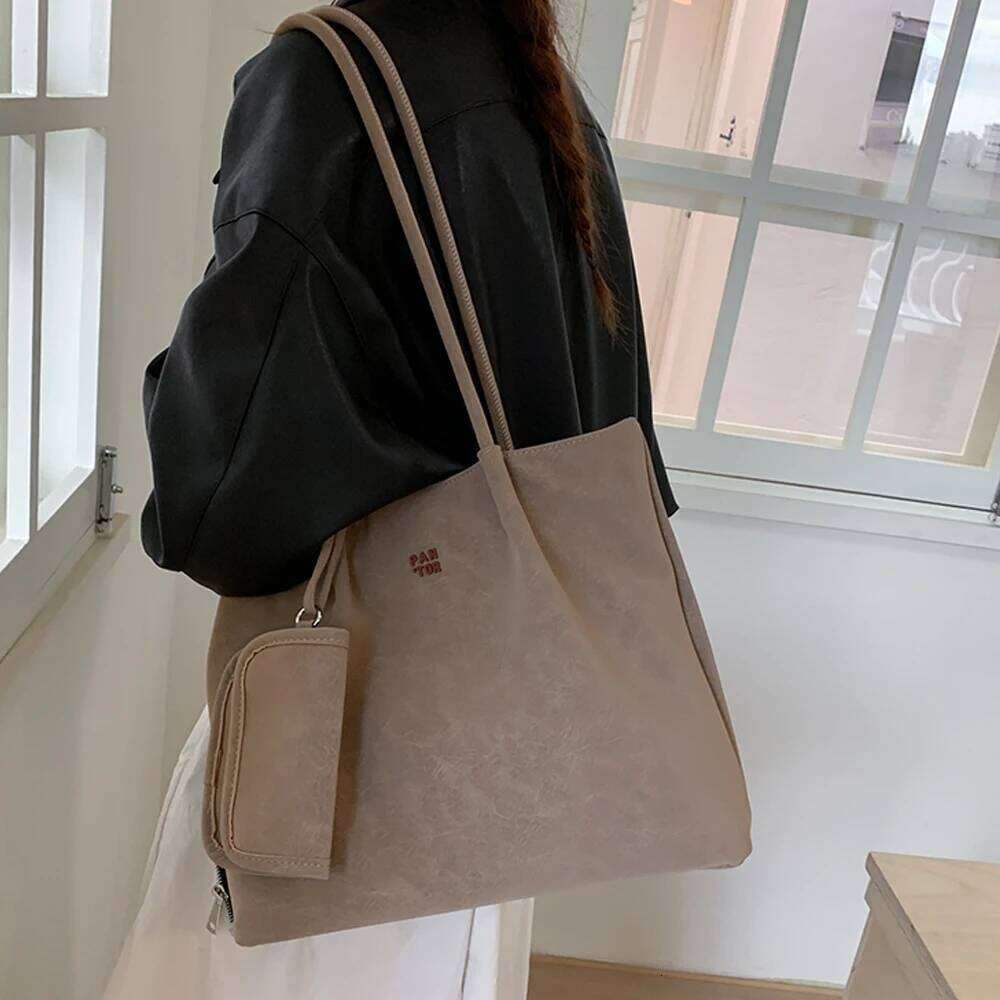 Autumn and Winter Retro Lazy Style Fashionable Large-Capacity Commuter Shoulder Bag, Chic Tote Bag Z260224