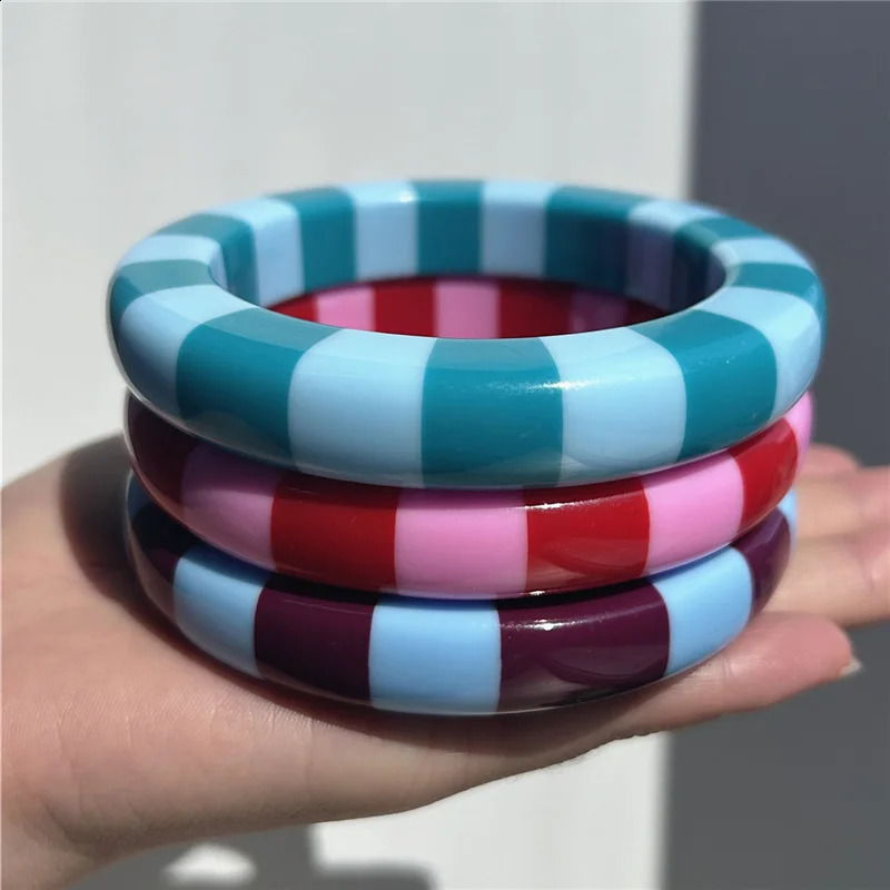 HUANZHI Sweet Romantic Colorful Striped Resin Bracelet Geometric Fashionable Minimalist Jewelry for Women 260120