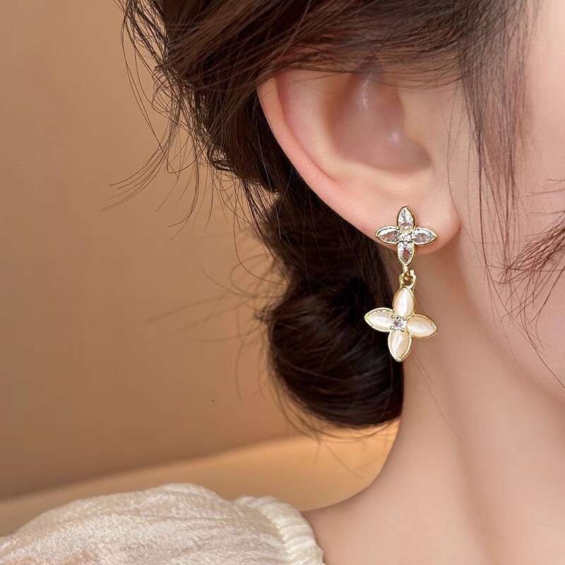 Designers Brand Earrings Designer Ear Stud Clover Earrings Women Jewelry Earrings Fashion High-End Shiny Zircon Cat's Eye Earrings Elegant Unique