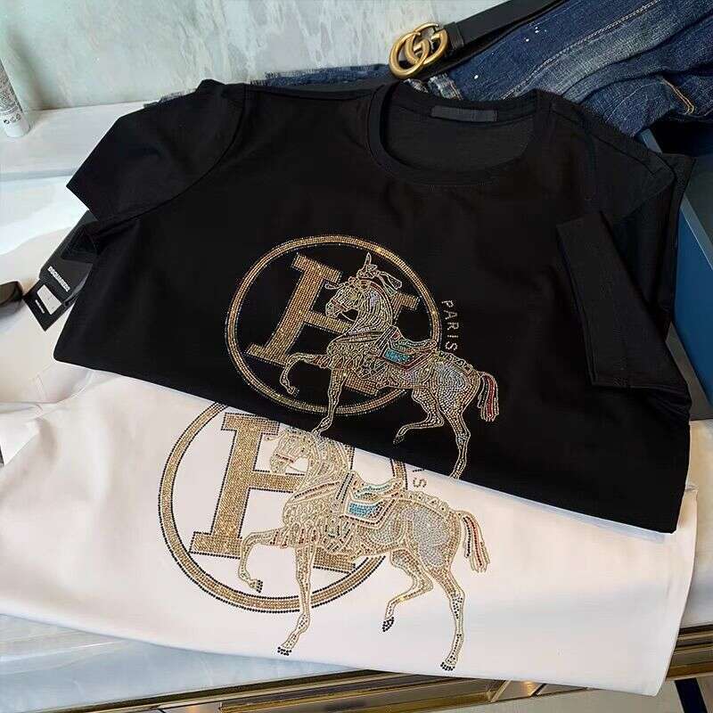 European-Style Pure Cotton Short-Sleeve T-Shirt For Men, Featuring Intricate Craftsmanship With Horse Motif Colorful Rhinestones, Offering A Light Lux