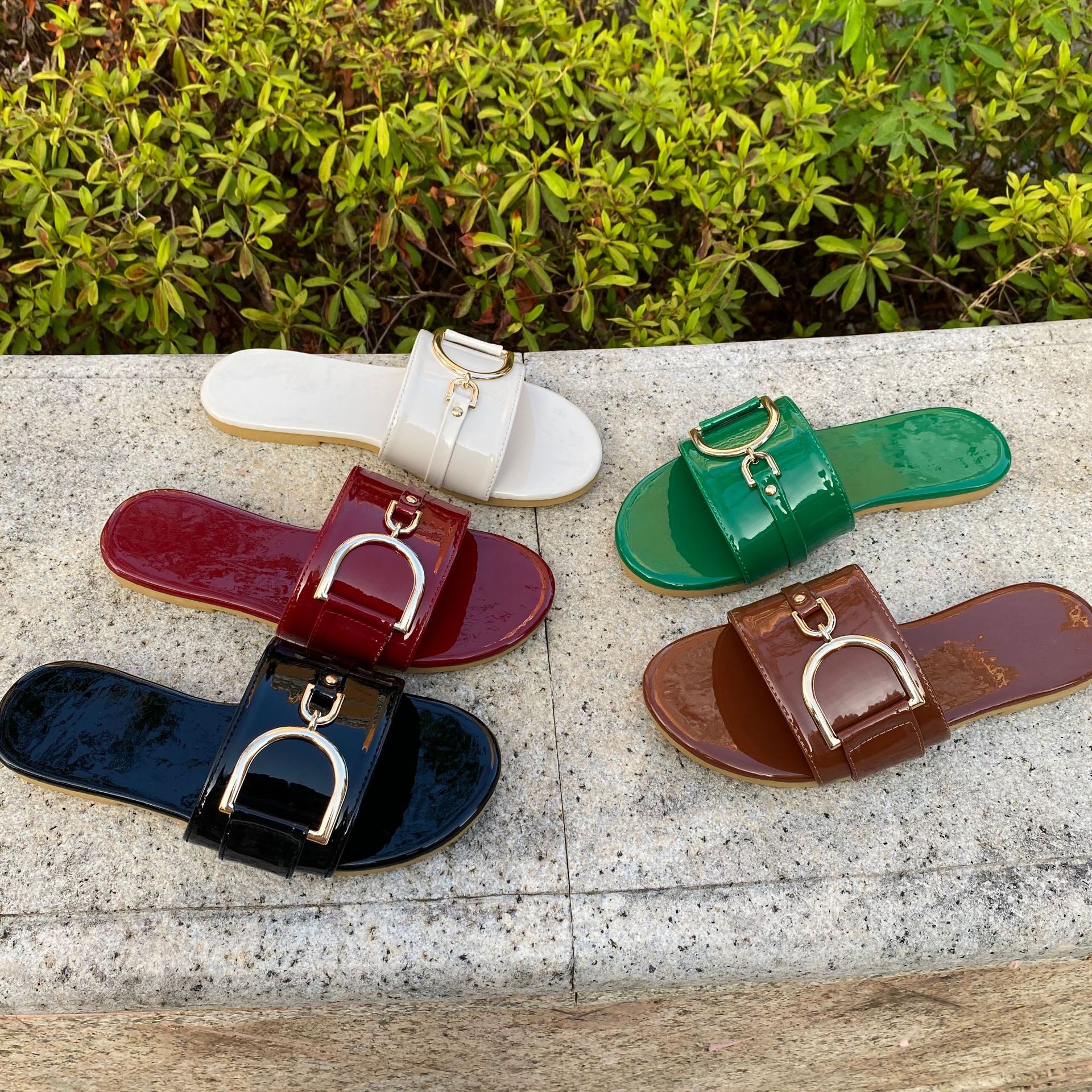 Free shipping 2026 hot outdoor home designer sandals for women fashionable and versatile solid color flat slippers beach shoes