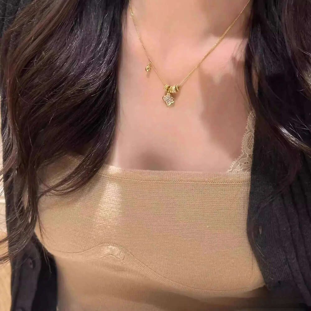 Necklace Leaf Flower Clavicle Chain Exquisite Design for Daily Wear and Special Occasion Jewellery Gift High Quality Texture