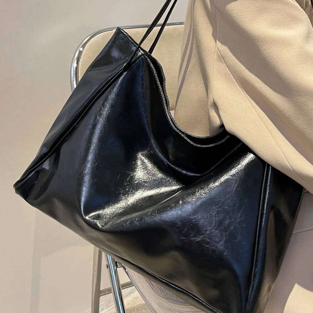 Autumn and winter new retro versatile shoulder casual soft foreign trade women's large capacity commuter tote bag Z260224