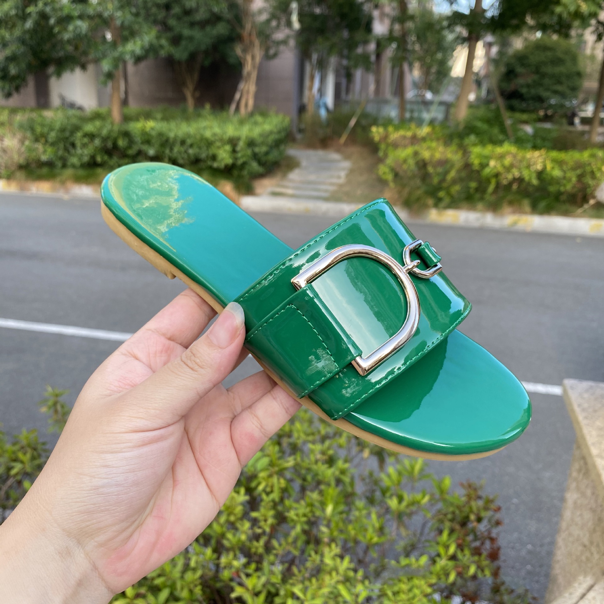 Free shipping 2026 hot outdoor home designer sandals for women fashionable and versatile solid color flat slippers beach shoes