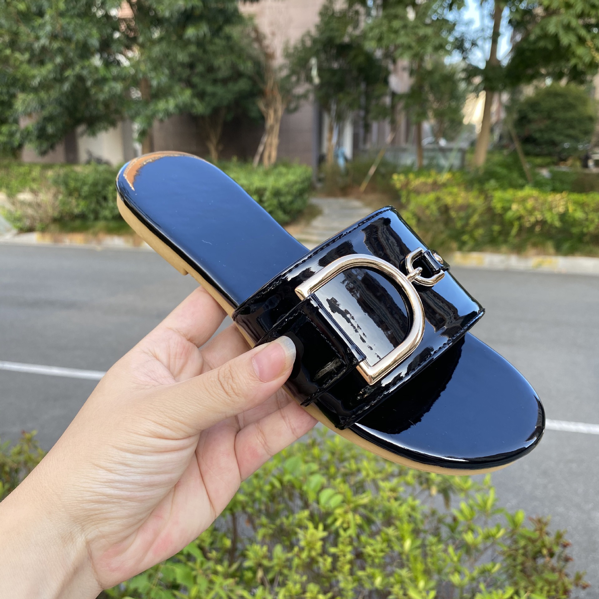 Free shipping 2026 hot outdoor home designer sandals for women fashionable and versatile solid color flat slippers beach shoes