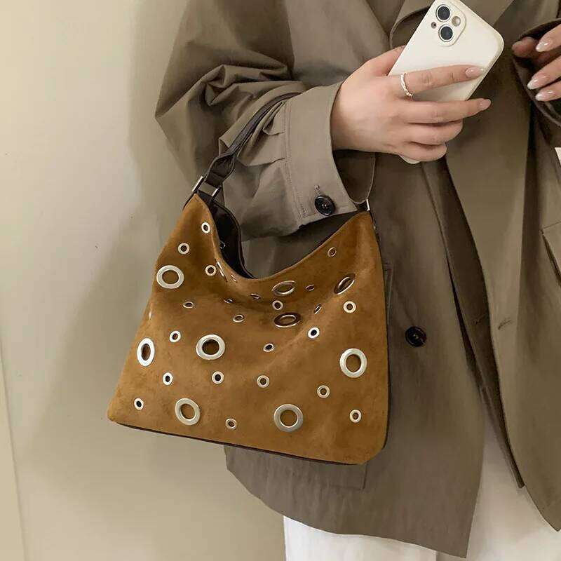 Trendy Vintage Punk Simple Crossbody with Metal Studs New Modern Stylish Handle for Women Versatile Texture Bucket Bag Z260224