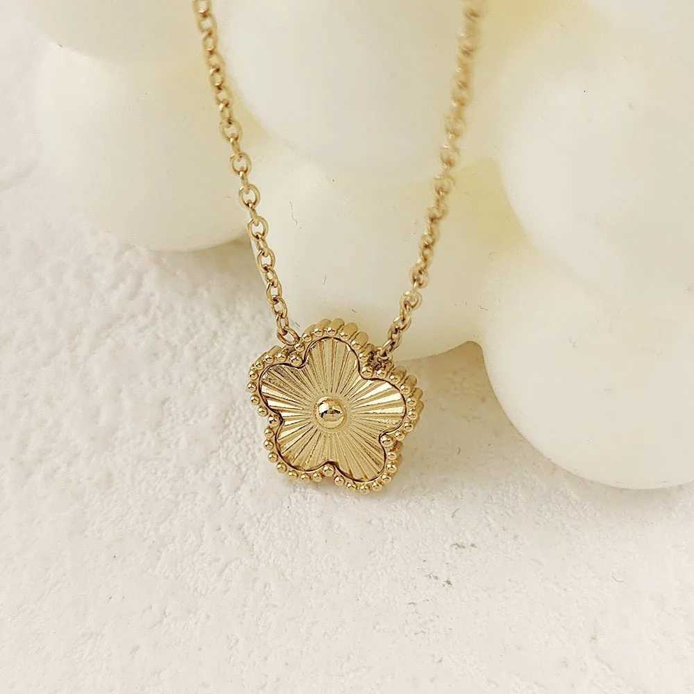 Fashlonable Womens Flve Leaf Flower Gold Plated Pendant Necklace For Women Temperament Llght Luxury Hlgh Quallty Clavicle ChainXJ260224