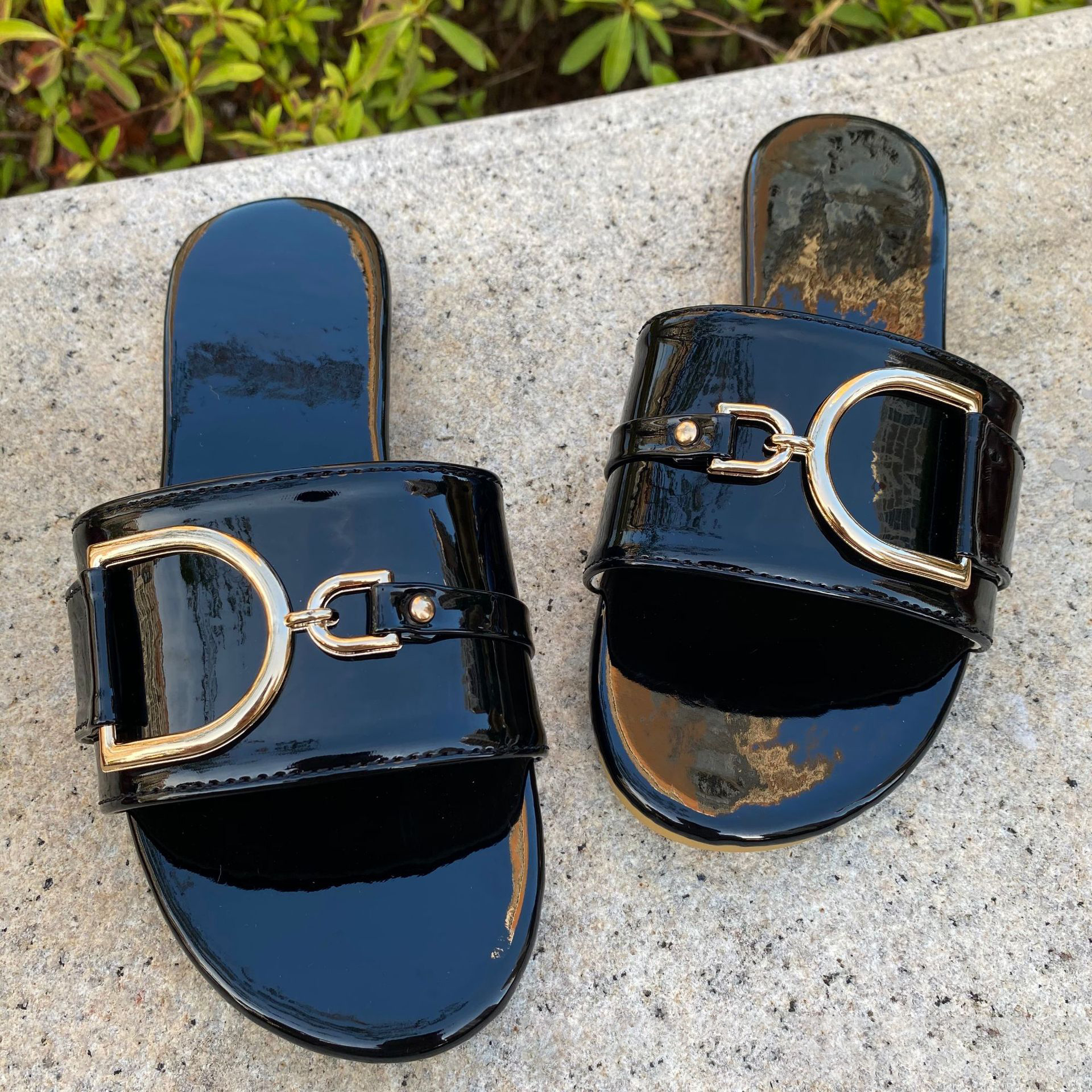 Free shipping 2026 new outdoor home designer sandals for women fashionable and versatile solid color flat slippers beach shoes