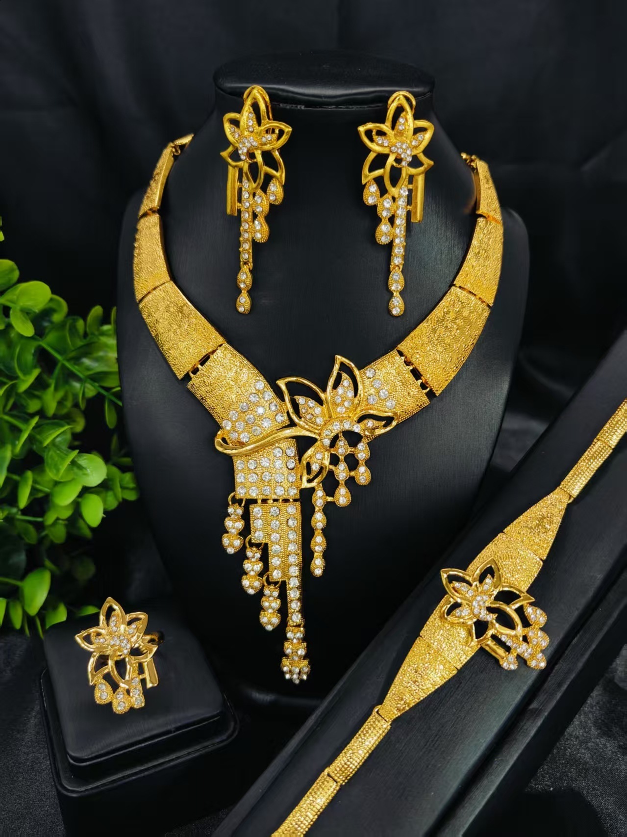 Dubai Fashion Zinc Alloy Jewelry Bridal Jewelry Set Necklace Bracelet Earrings Ring Four-Piece Set 250818