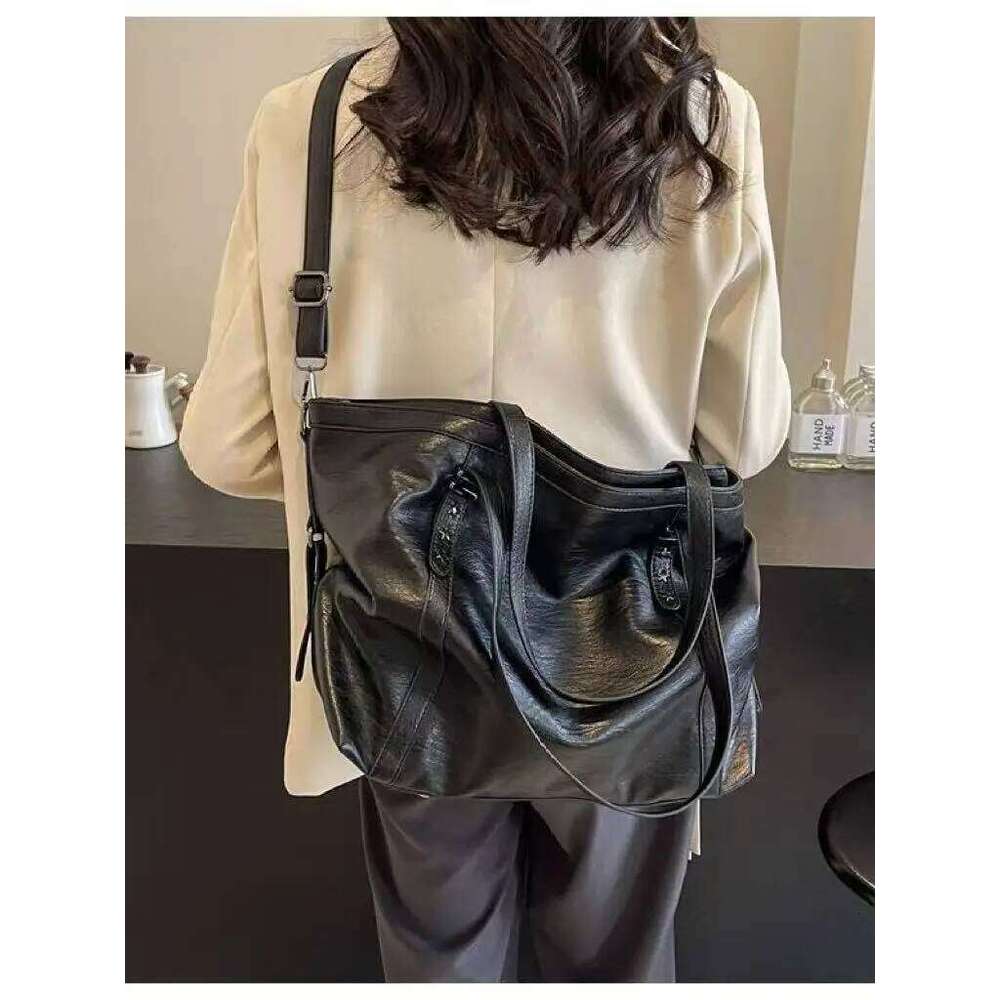 Large Capacity Advanced Waxed Leather Sling Tote Versatile Crossbody Commuting Handbag Underarm Bag Oil Wax Lea Z260224