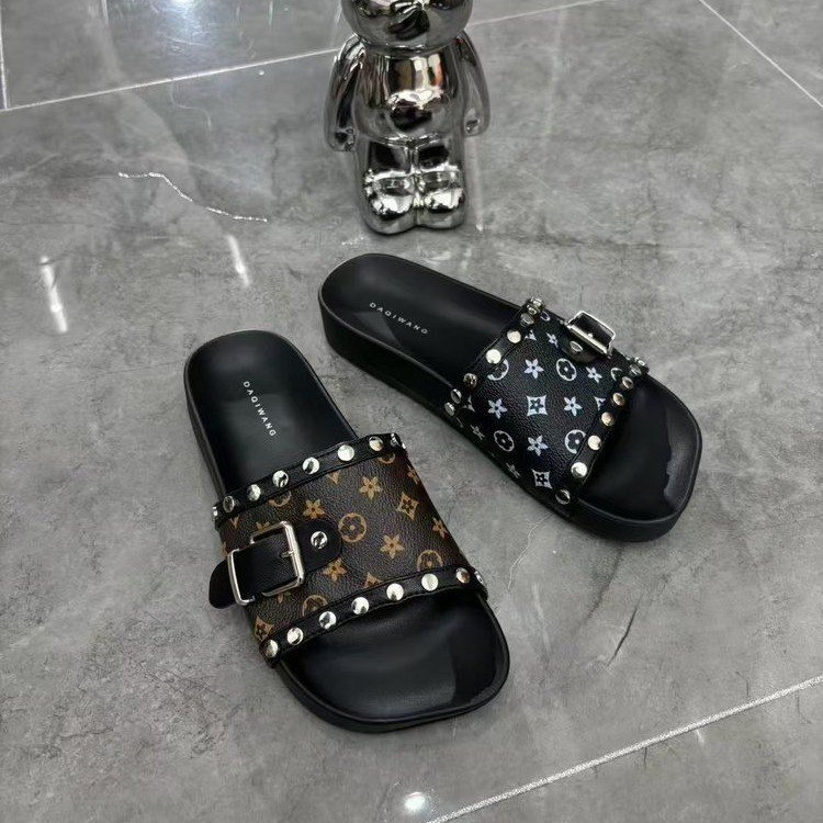 Free shipping 2026 Summer New Designer Slippers Home Anti slip Soft Bottom Outdoor Casual Sandals for Women