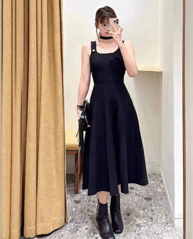 2026 Spring New French Elegant Black U-Neck Pleated Waist Slim Vest Dress for Women