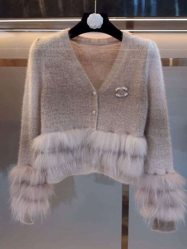 Women's V-neck Fashion Single breasted Logo Needle Splicing Gradient Leather Grass Bottom Designer Sweater Cardigan