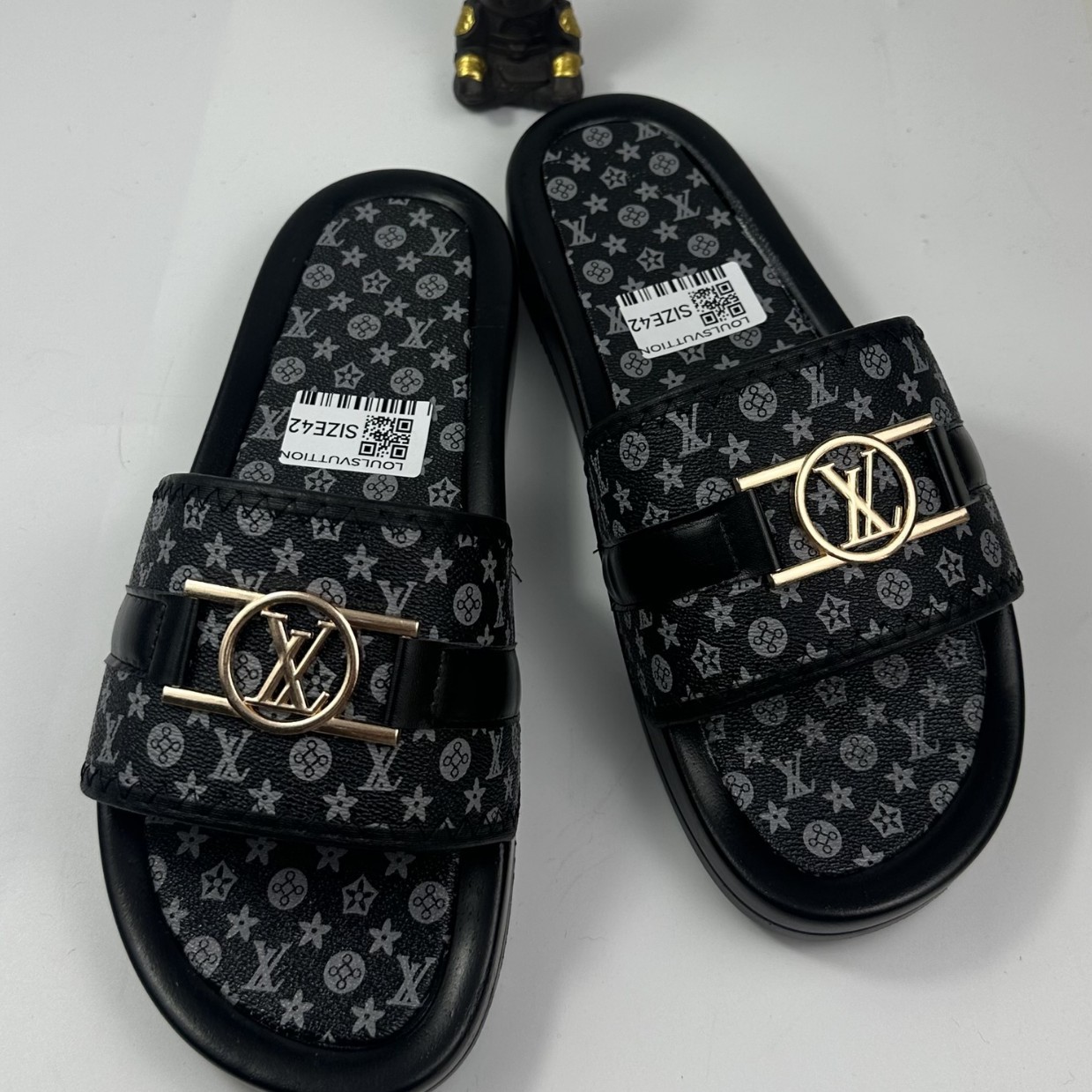 Free shipping 2026 Summer New Casual Fashion Designer Sandals Letter Outdoor Home Beach Slippers For Men