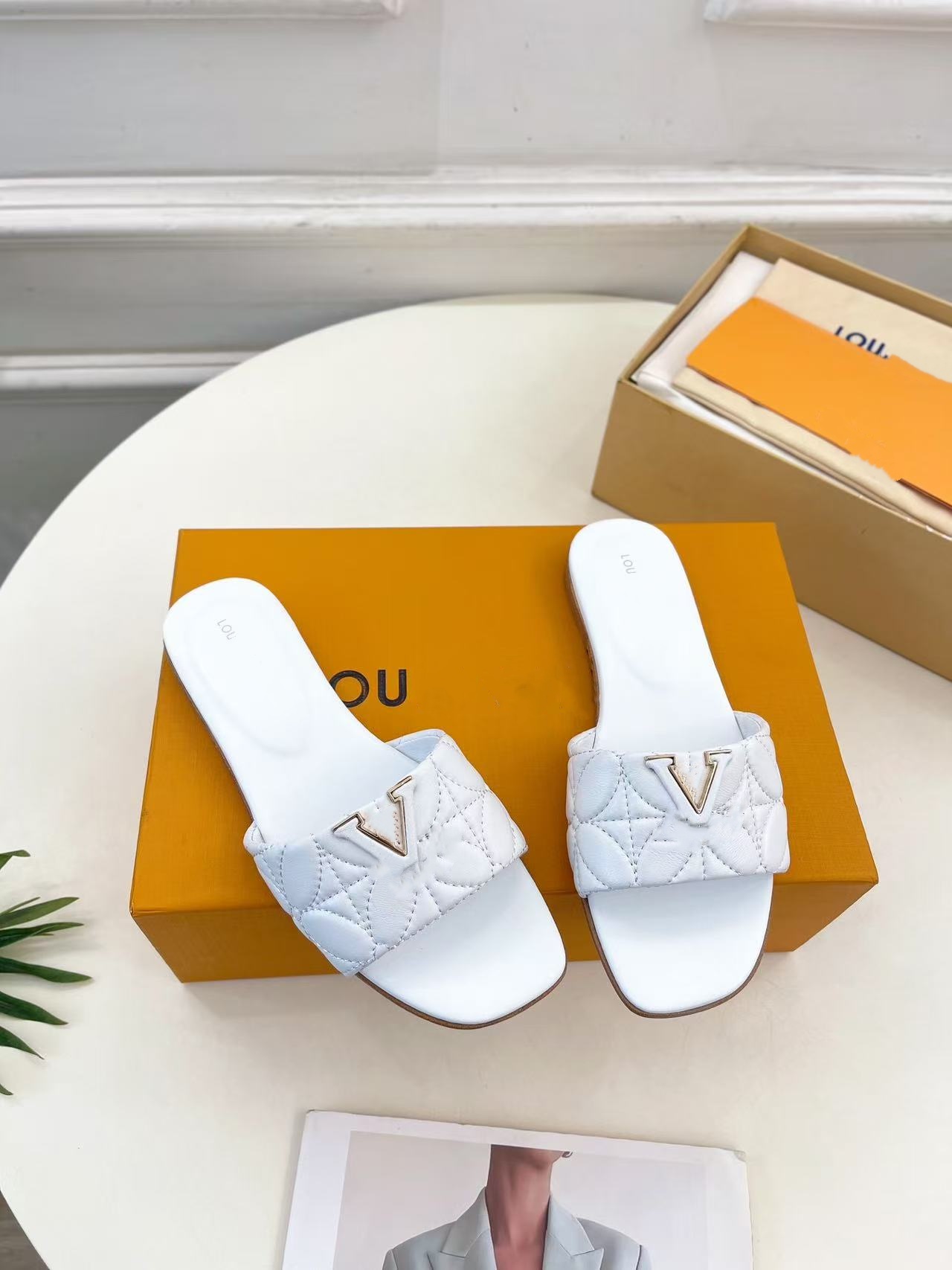 2026 New Model Paris Fashion Flat Sandals Elegant and Casual Home and Vacation Wear High quality Leather Sole Multi purpose Soft Leather LOGO Letter Buckle Slippers