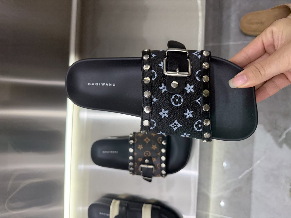 Free shipping 2026 Summer New Designer Slippers Home Anti slip Soft Bottom Outdoor Casual Sandals for Women