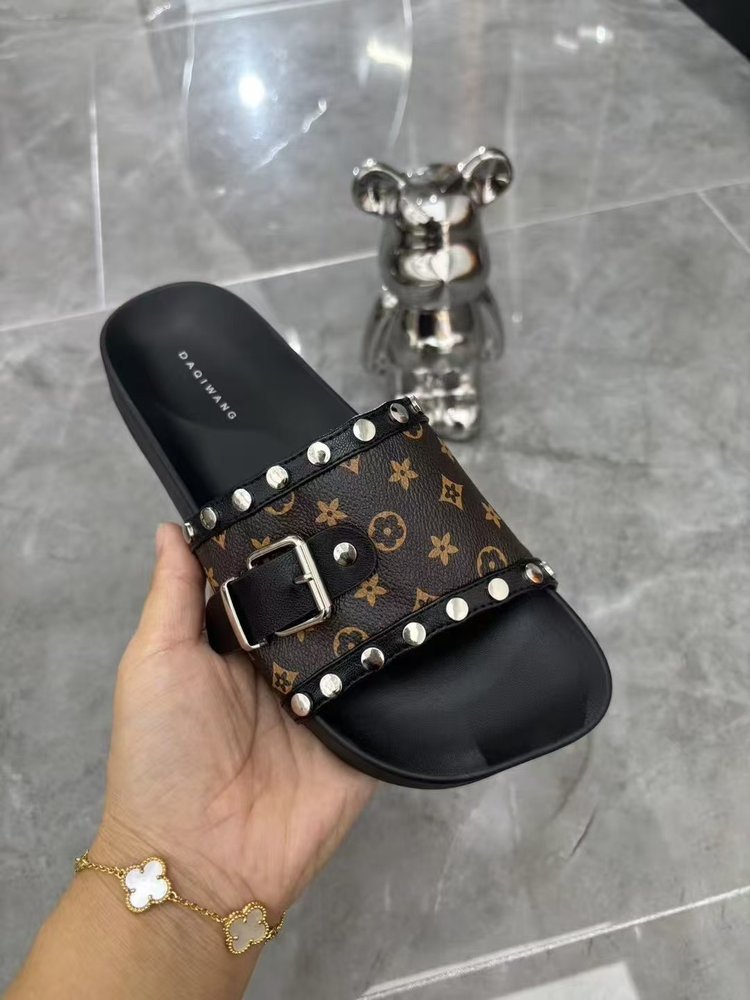 Free shipping 2026 Summer New Designer Slippers Home Anti slip Soft Bottom Outdoor Casual Sandals for Women