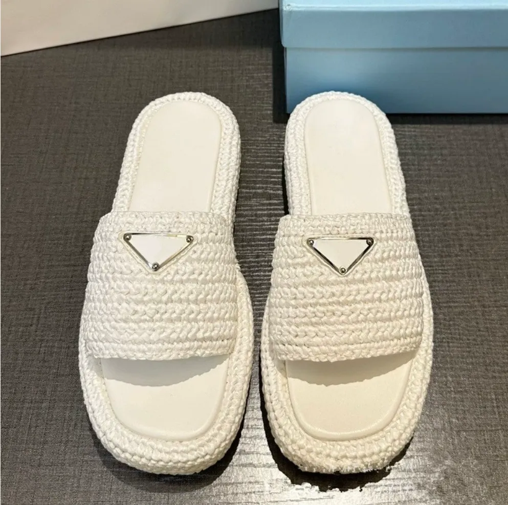 Elegant Womans Flats: Versatile High-Quality Beach & Streetwear Slides with Stylish Design Features.Luxury casual slippers Designer women's sandals beach sandals