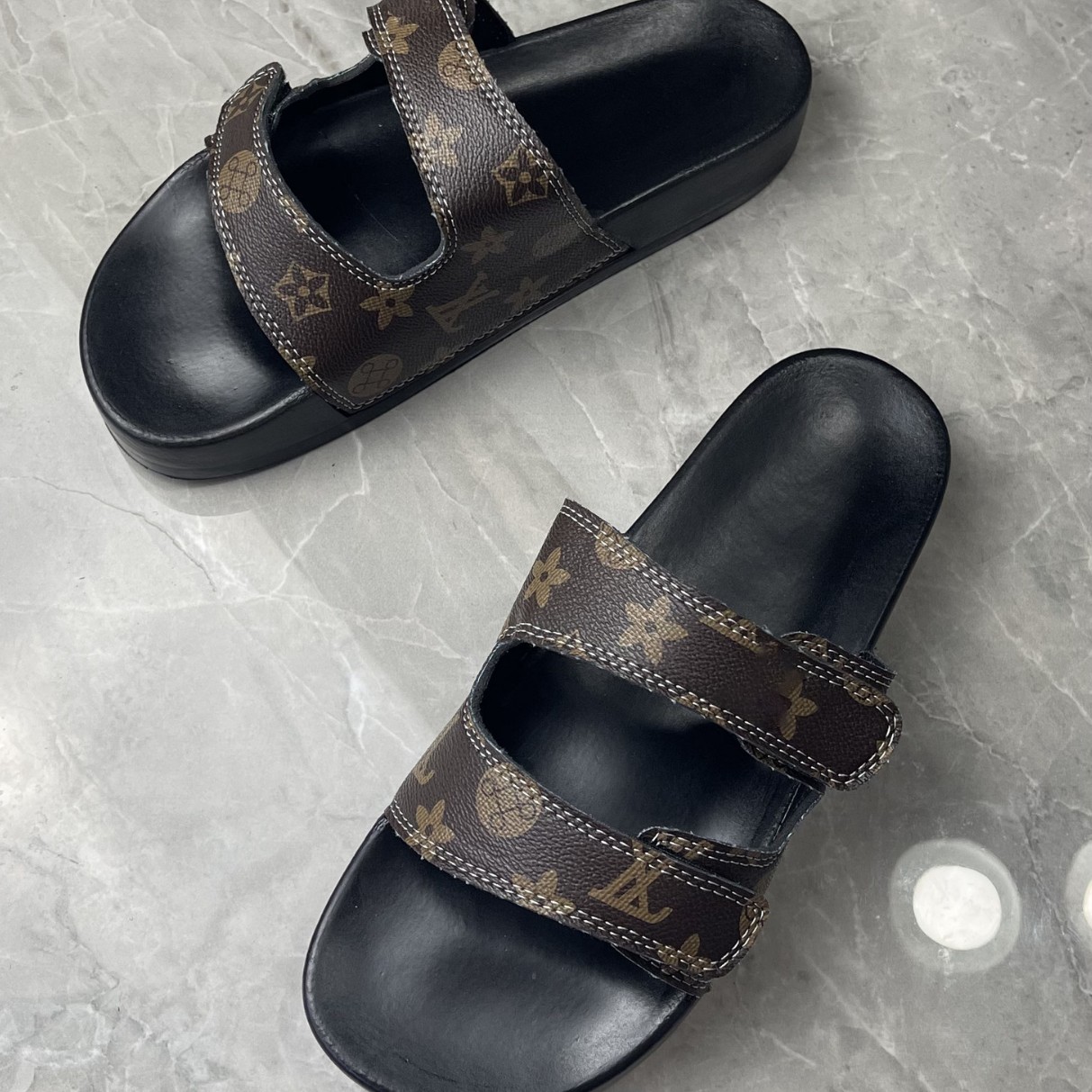 Free shipping 2026 summer new home and outdoor designer slippers for men and women lightweight casual fashionable simple beach shoes