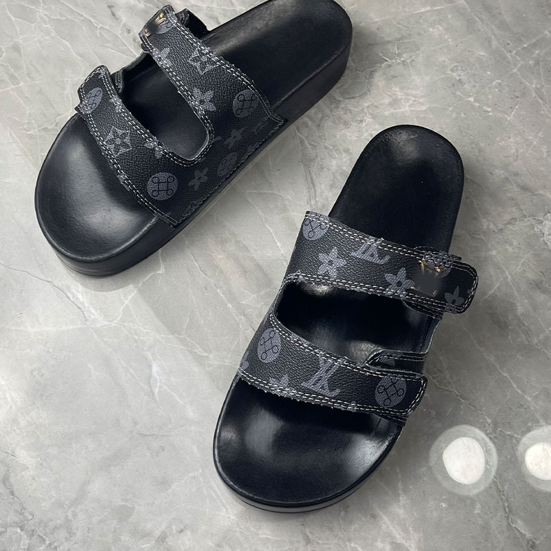 Free shipping 2026 summer new home and outdoor designer slippers for men and women lightweight casual fashionable simple beach shoes