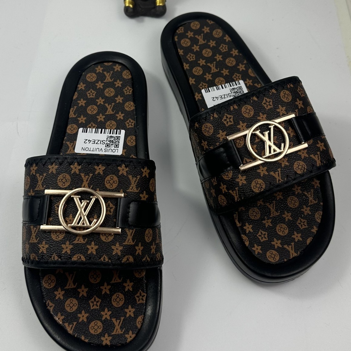 Free shipping 2026 Summer New Casual Fashion Designer Sandals Letter Outdoor Home Beach Slippers For Men