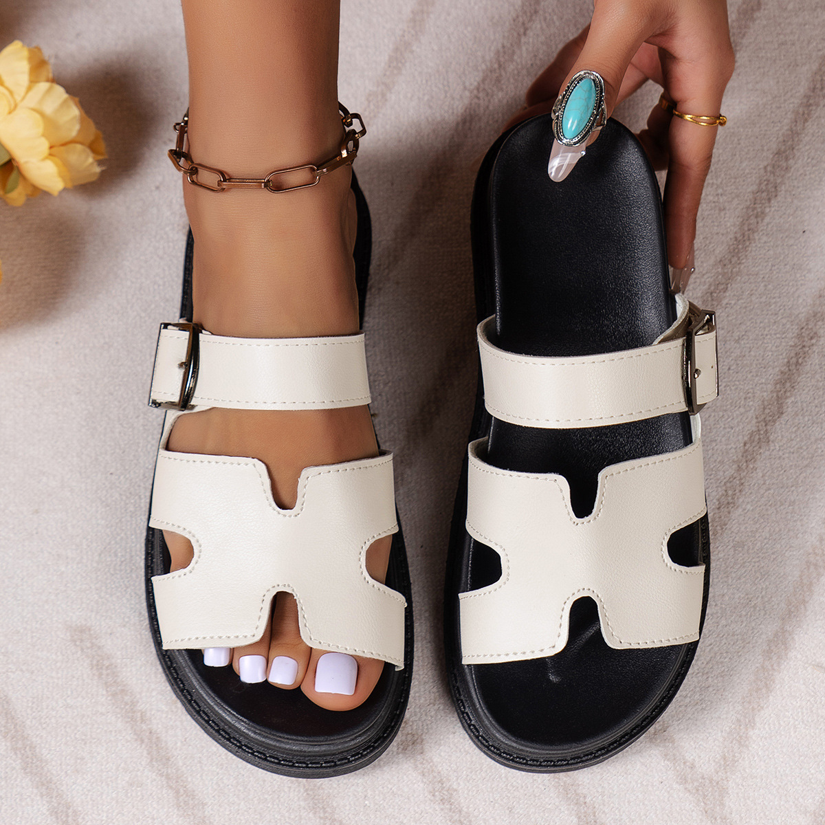 2026 Summer New Design Large 36-43 Fashionable and Comfortable Thick Bottom Women's Slippers Outdoor Beach Versatile Casual Square Button Sandals