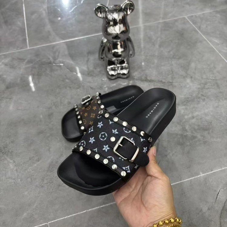 Free shipping 2026 Summer New Designer Slippers Home Anti slip Soft Bottom Outdoor Casual Sandals for Women