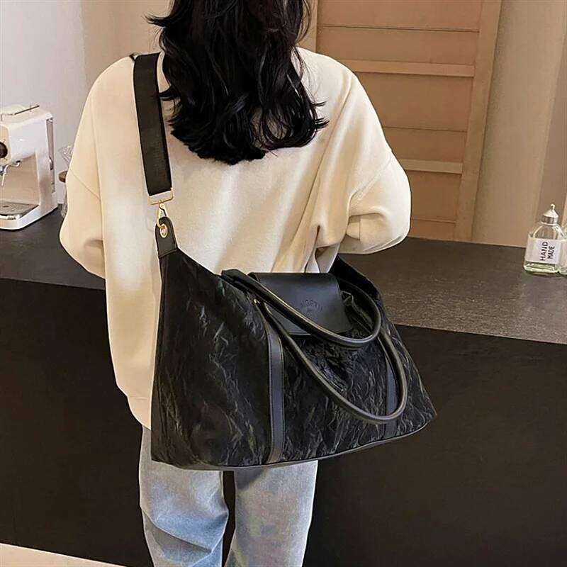 Large-capacity short-distance travel bag, fashionable lightweight handbag, swimming, business trip and fitness storage bag Y260225