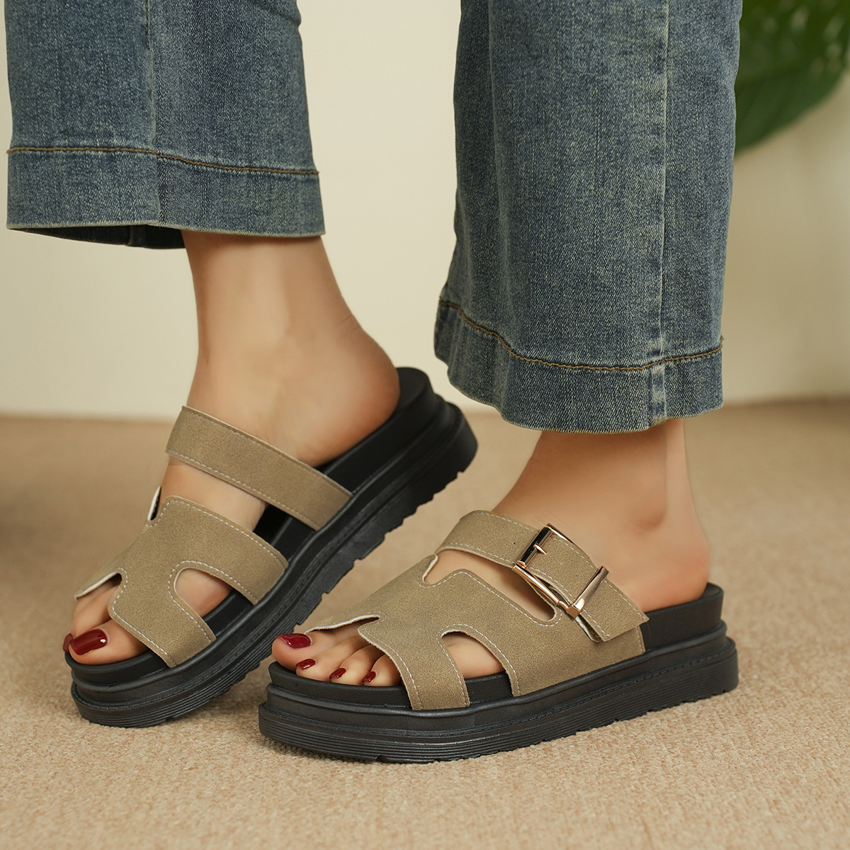 2026 Summer New Design Large 36-43 Fashionable and Comfortable Thick Bottom Women's Slippers Outdoor Beach Versatile Casual Square Button Sandals