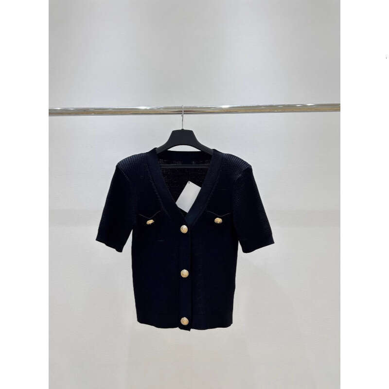 2026 New Designer's Top 100 Round Neck M19 Pattern Knitted Long Sleeve Top with Metal Buckle Skirt