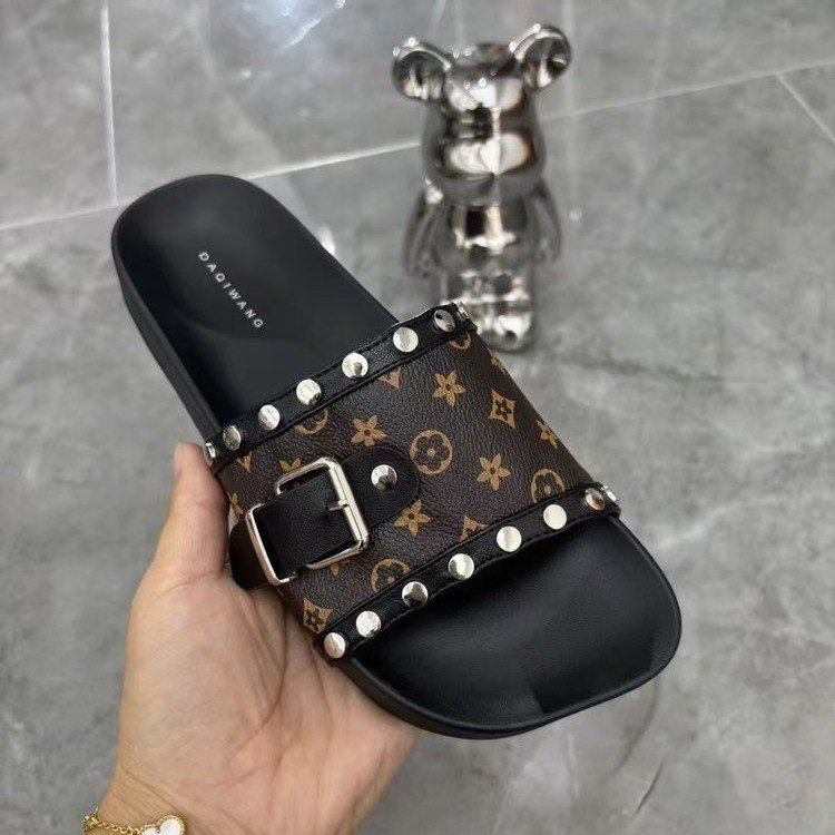 Free shipping 2026 Summer New Designer Slippers Home Anti slip Soft Bottom Outdoor Casual Sandals for Women