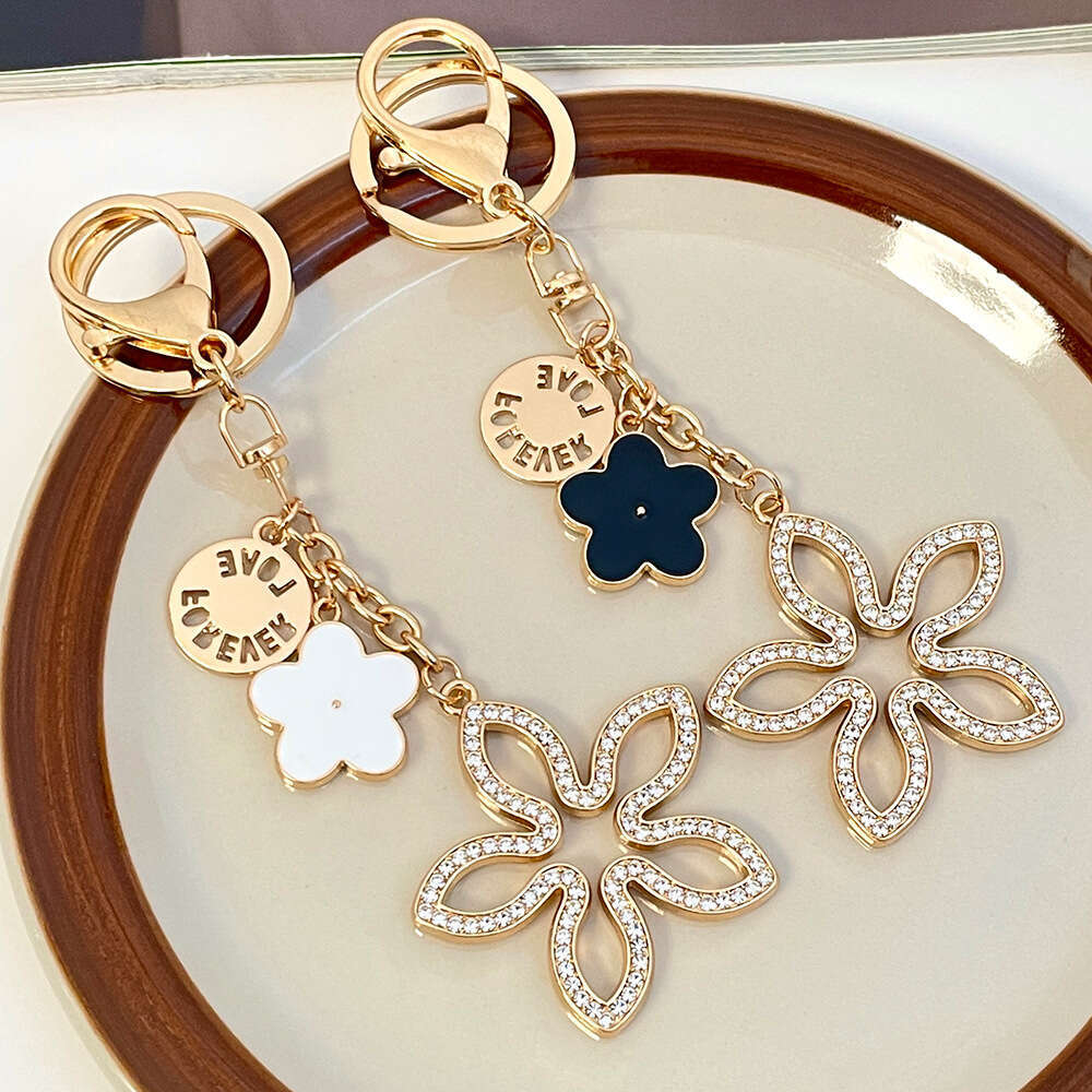 Keychain Versatile Two-color Flower Diamond-studded hollow full-diamond flower piece matches black and white enamel flowers Outdoor Recreation