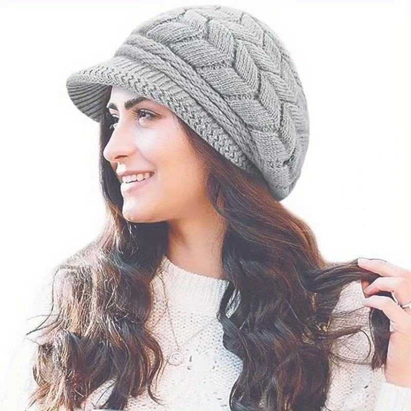 Warm Korean-style beret with fleece lining womens winter hat warm and thickened woolen hat fashionable knitted hat S260225