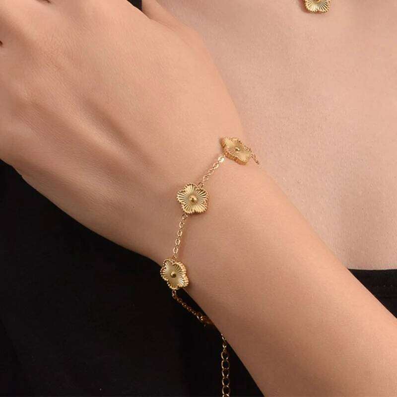 Fashion Flower Stainless Steel Bracelets For Women Trendy Gold Color Metal Bracelet Party Birthday Daily Cute Romantic Jewelry Z260225