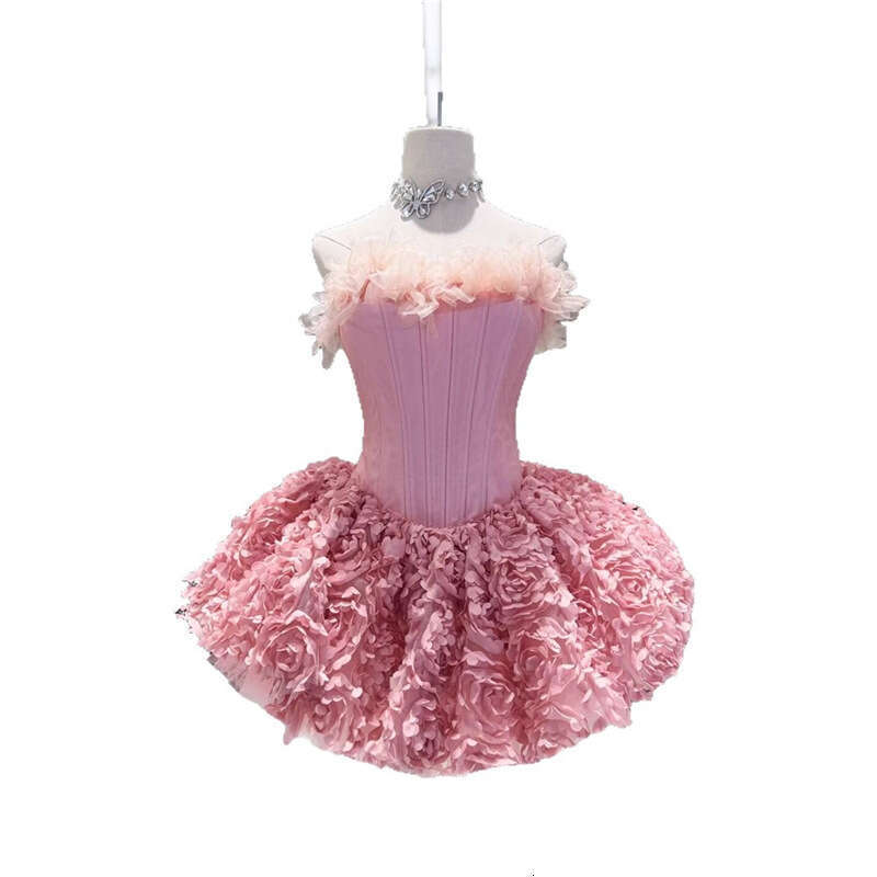 Subtle socialite with sweet and spicy style, sexy strapless three-dimensional floral design, waist cinching and slimming effect, fluffy mini skirt