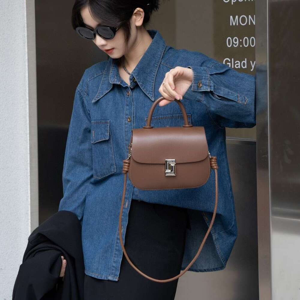 Luxury Shoulder Bags Totes Genuine Leather Women S Vintage Saddle Fashionable Small Round High End Exquisite Bag Classic Trendy Versatile Crossbody SE