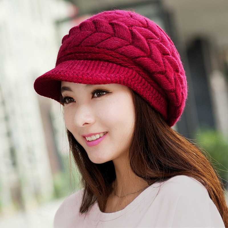 Womens autumn and winter hats are fashionable and versatile warm woolen hats with fleece lining thickened berets and knitted caps with duckbill design