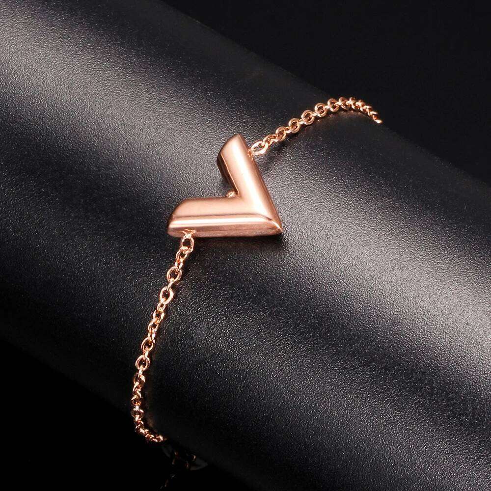 The new-style, personalized and simple titanium steel bracelet is versatile for women Z260225