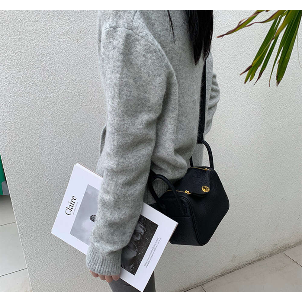 Luxury Shoulder Bags Totes ogo Top Grain Leather Pillow Shoulder Women S Commuter Crossbody Bag Small Lindy SENYY